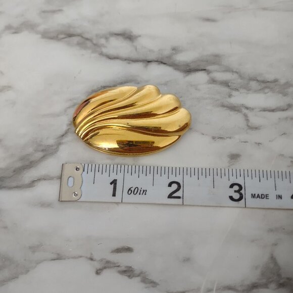 Vintage Rare  Wave/Shell Design Gold Tone Pin Brooch signed MONET - Picture 2 of 6